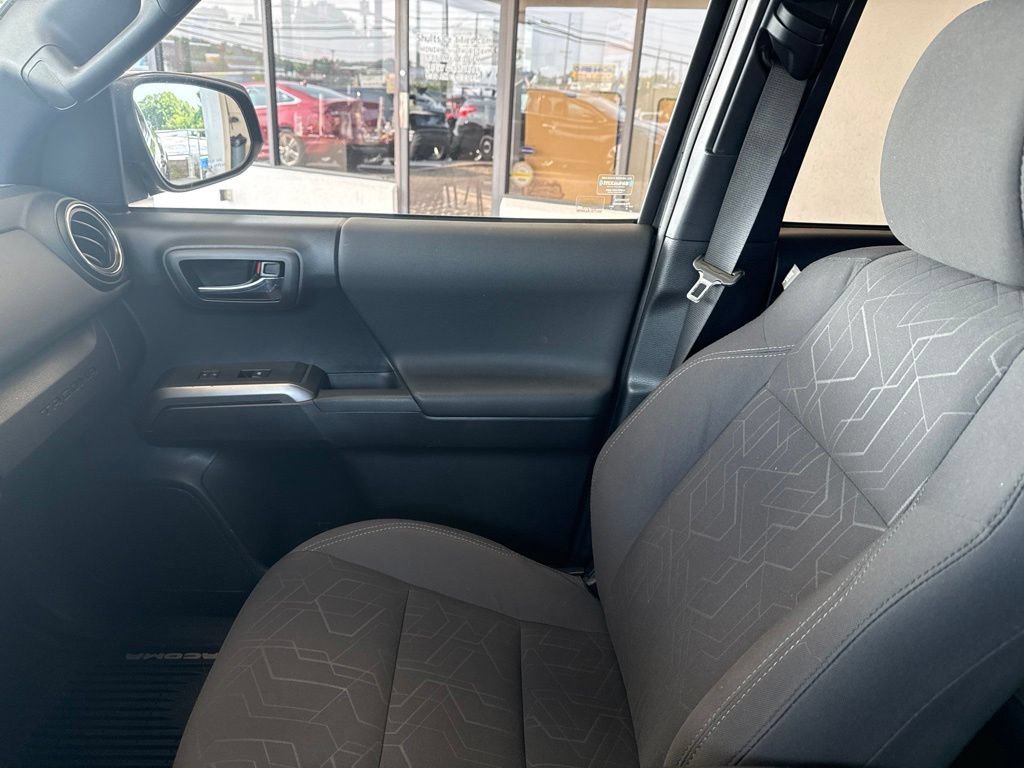 Used 2018 Toyota Tacoma TRD Off-Road AWD/4WD image 25