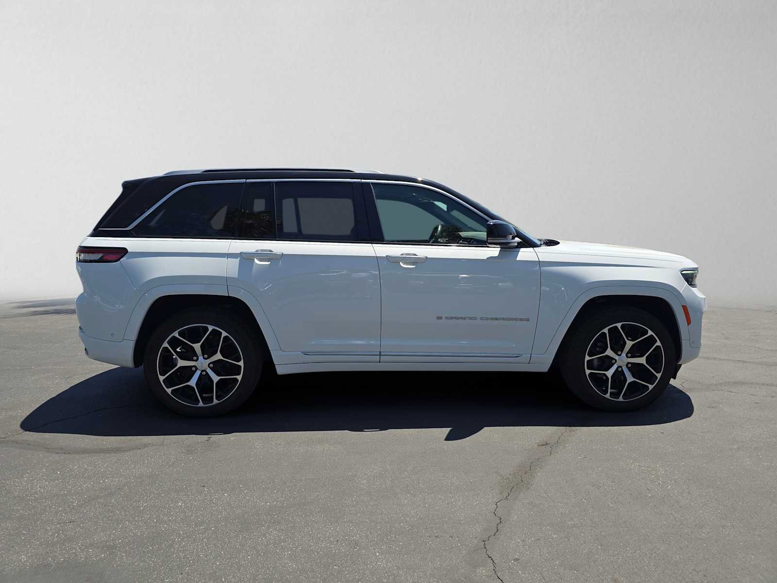 Used 2022 Jeep Grand Cherokee Summit AWD/4WD image 2