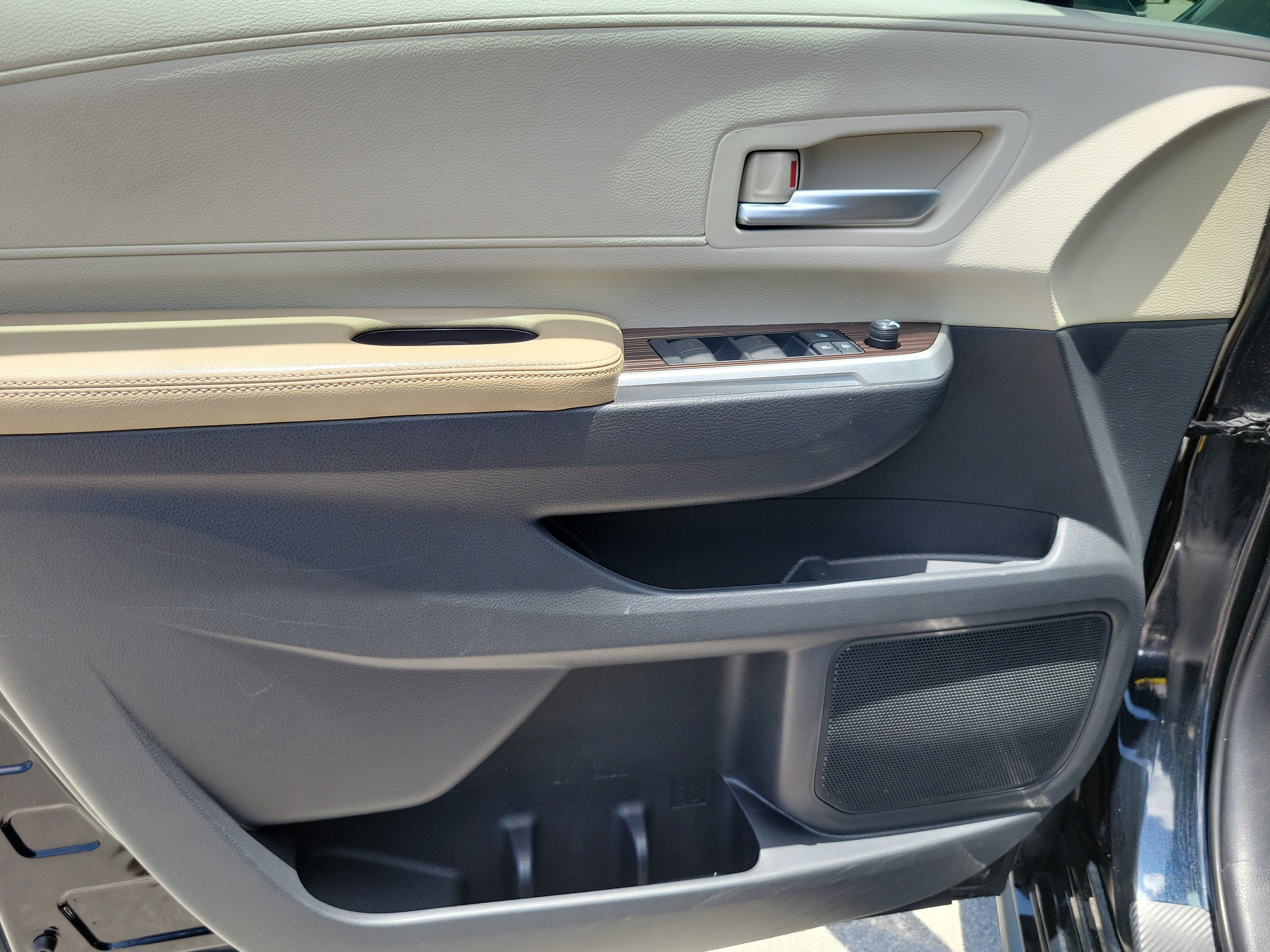 Used 2021 Toyota Sienna XLE FWD image 28