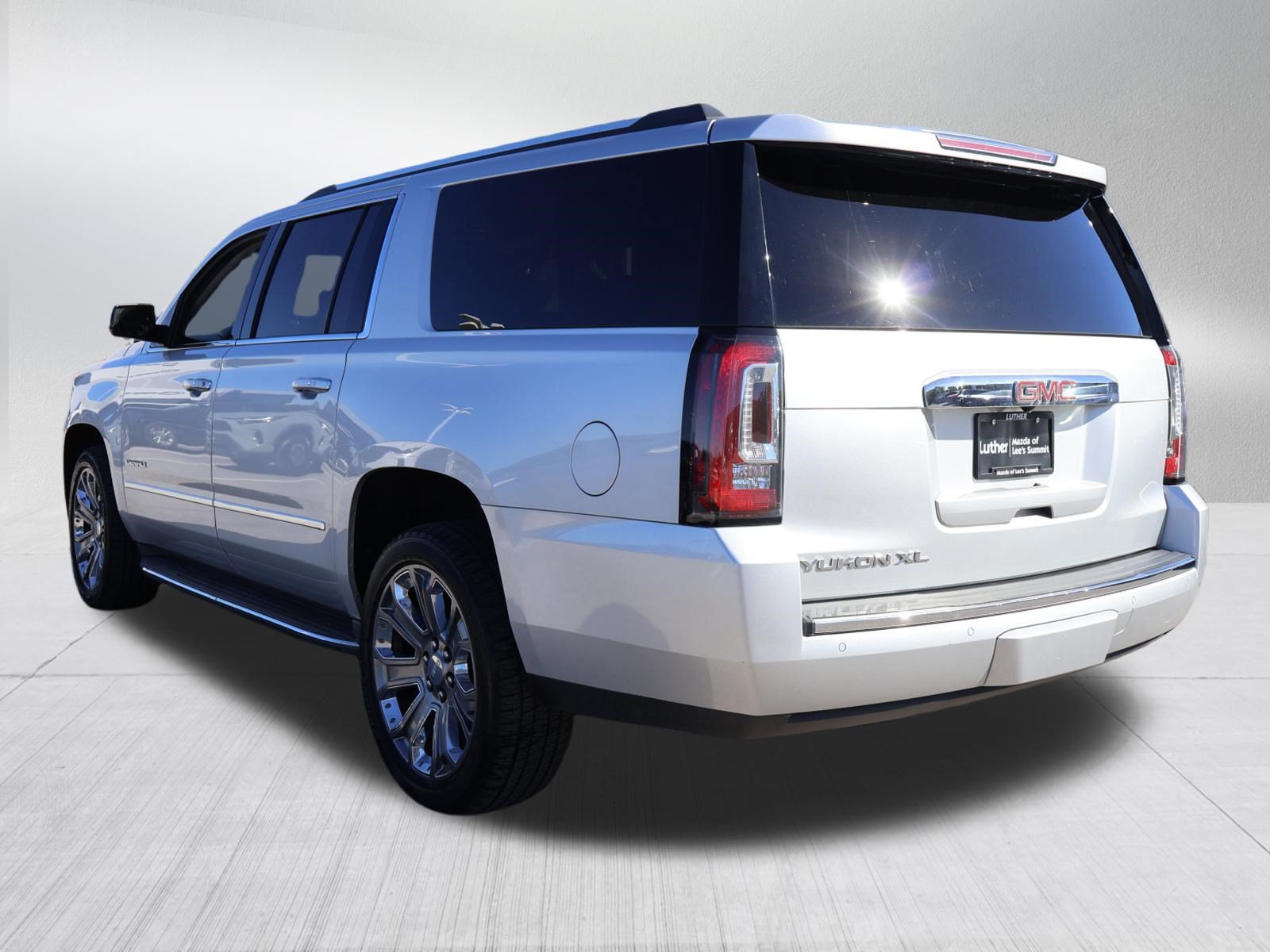 Used 2016 GMC Yukon XL Denali w/ Open Road Package AWD/4WD image 5