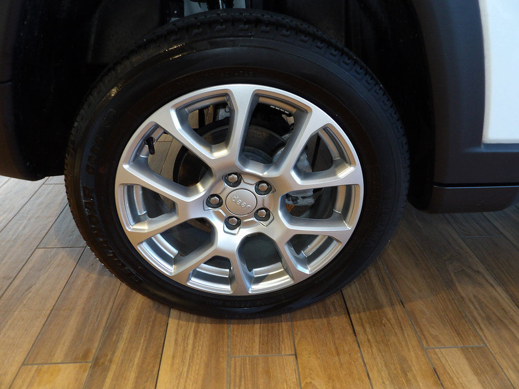 Used 2024 Jeep Compass Latitude w/ Sun and Sound Group AWD/4WD image 5