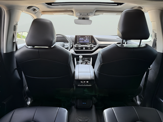 Used 2022 Toyota Highlander XLE AWD/4WD image 29
