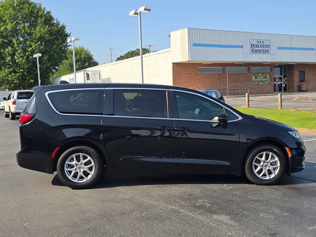 Used 2024 Chrysler Pacifica Touring-L FWD image 2