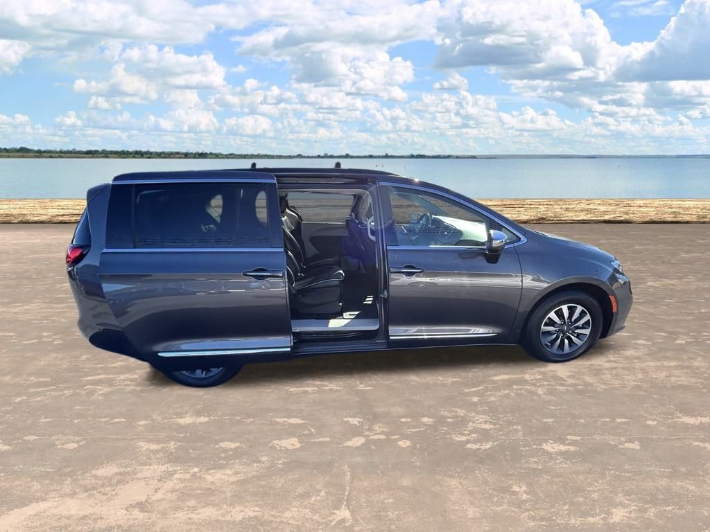 Used 2022 Chrysler Pacifica Limited w/ Uconnect Theater Family Group image 22