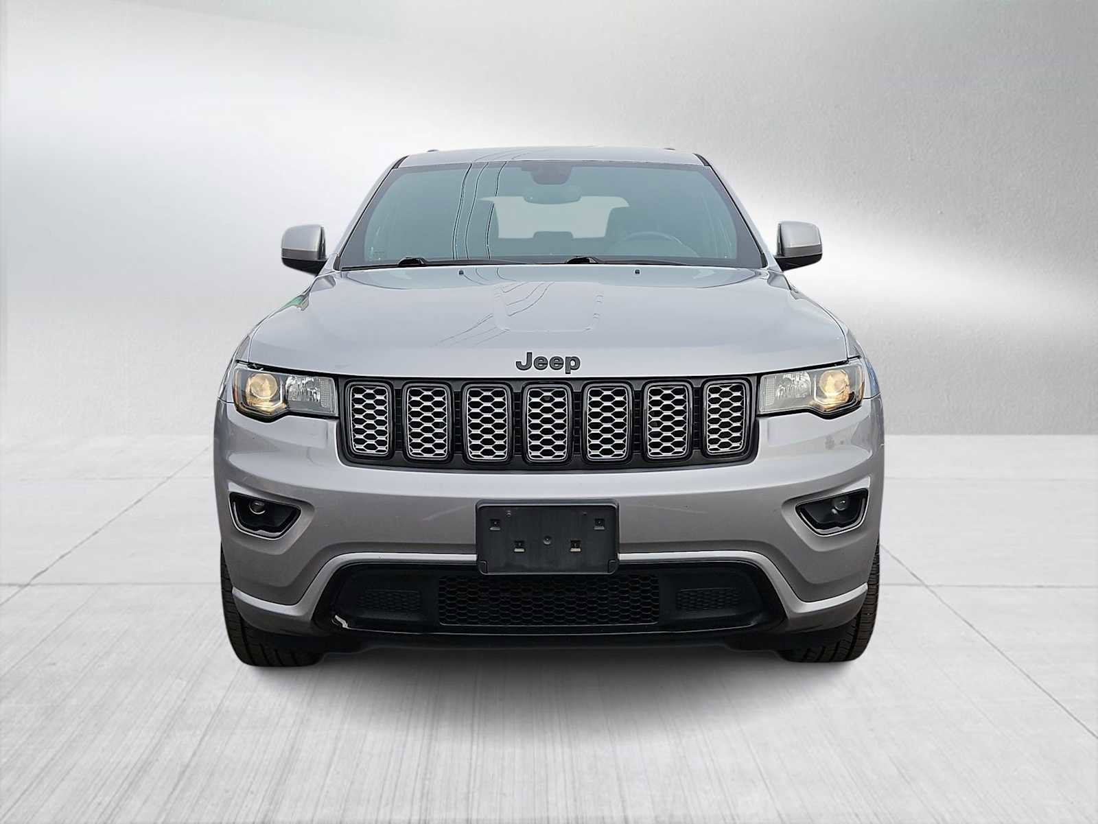 Used 2019 Jeep Grand Cherokee Altitude image 3