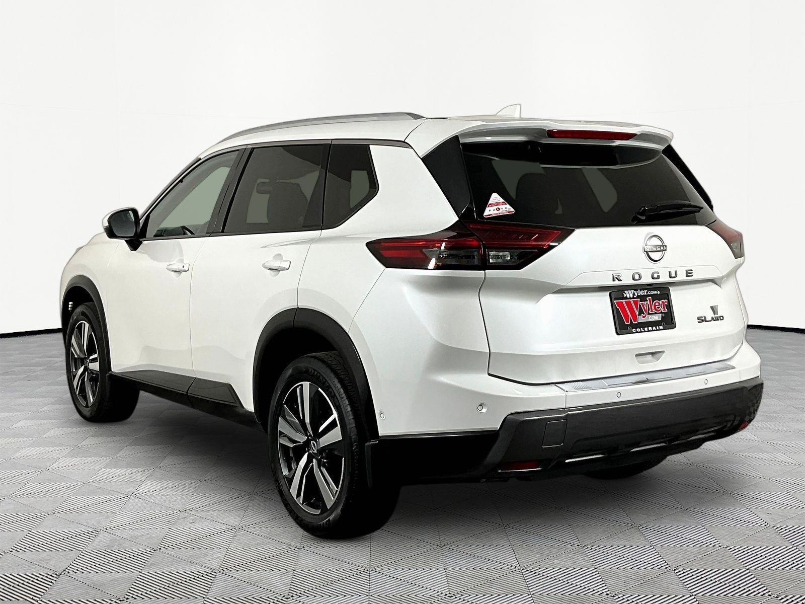 Certified 2025 Nissan Rogue SL AWD/4WD image 4