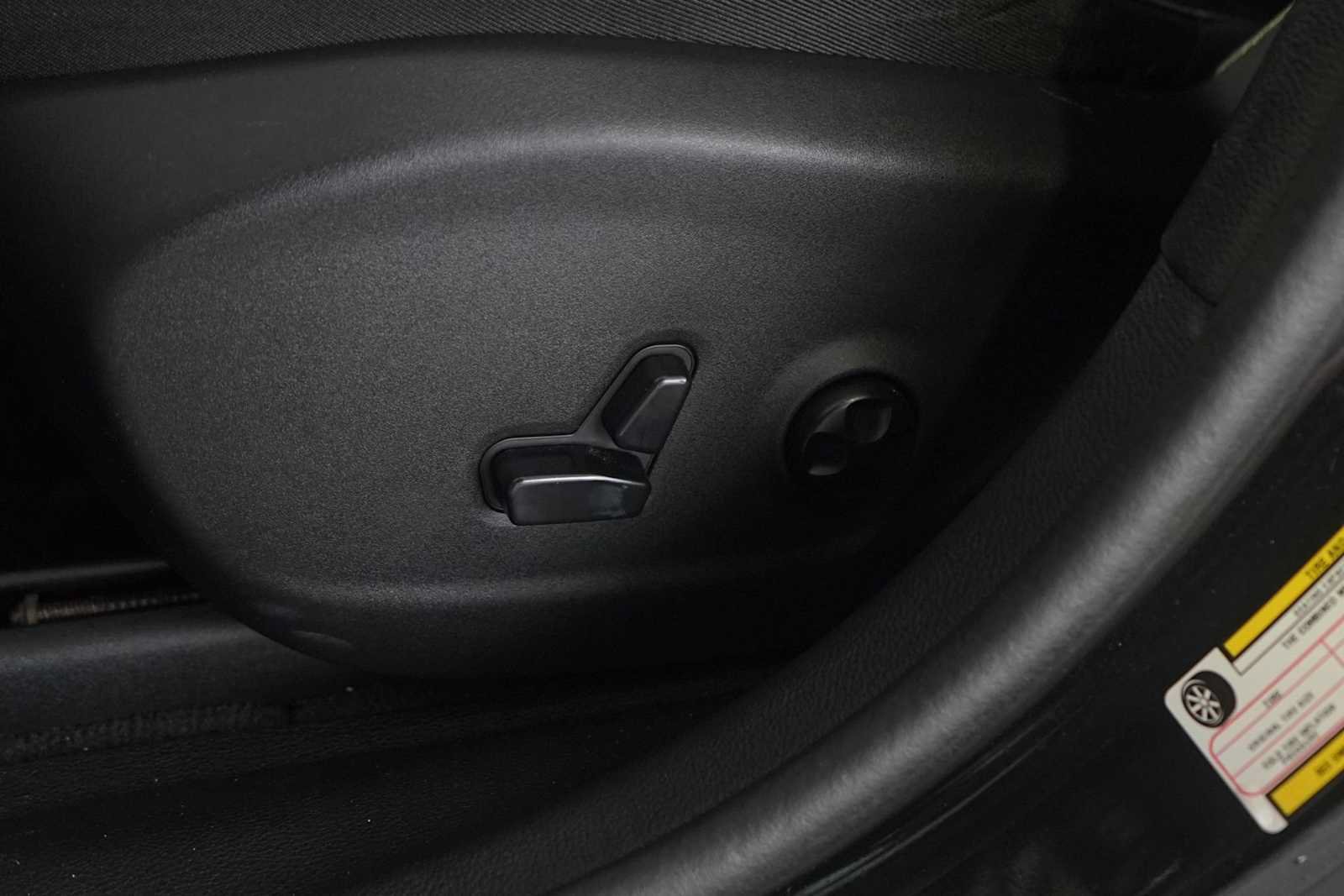 Used 2019 Jeep Cherokee Limited FWD image 12