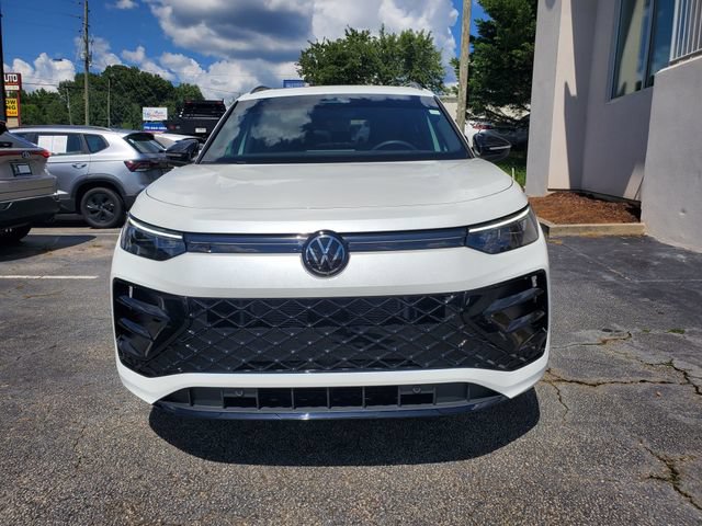 Certified 2025 Volkswagen Tiguan SE R-Line FWD image 2