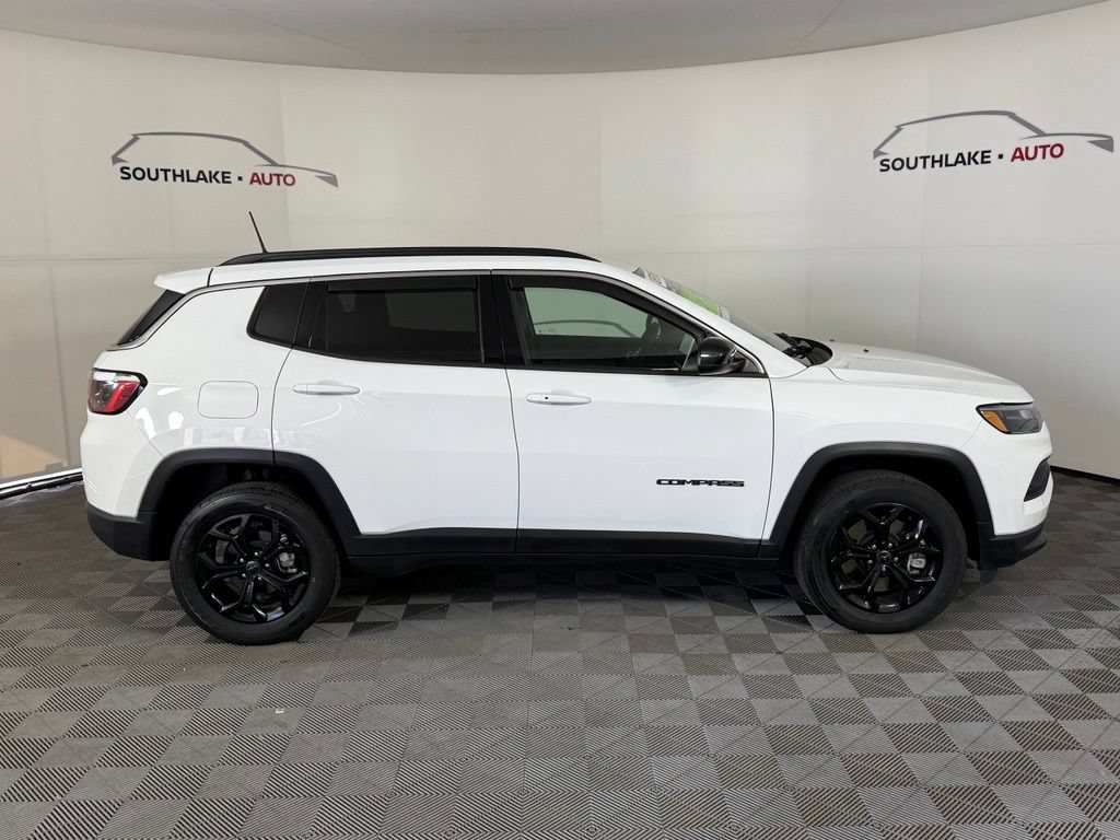 Used 2025 Jeep Compass Latitude AWD/4WD image 9