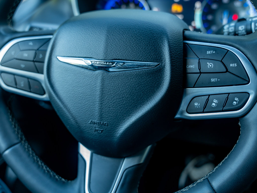 Used 2025 Chrysler Pacifica Select FWD image 30