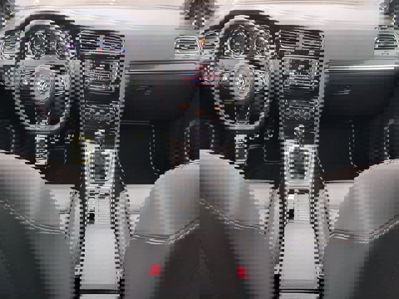 Used 2017 Volkswagen Golf R 4-Door image 14