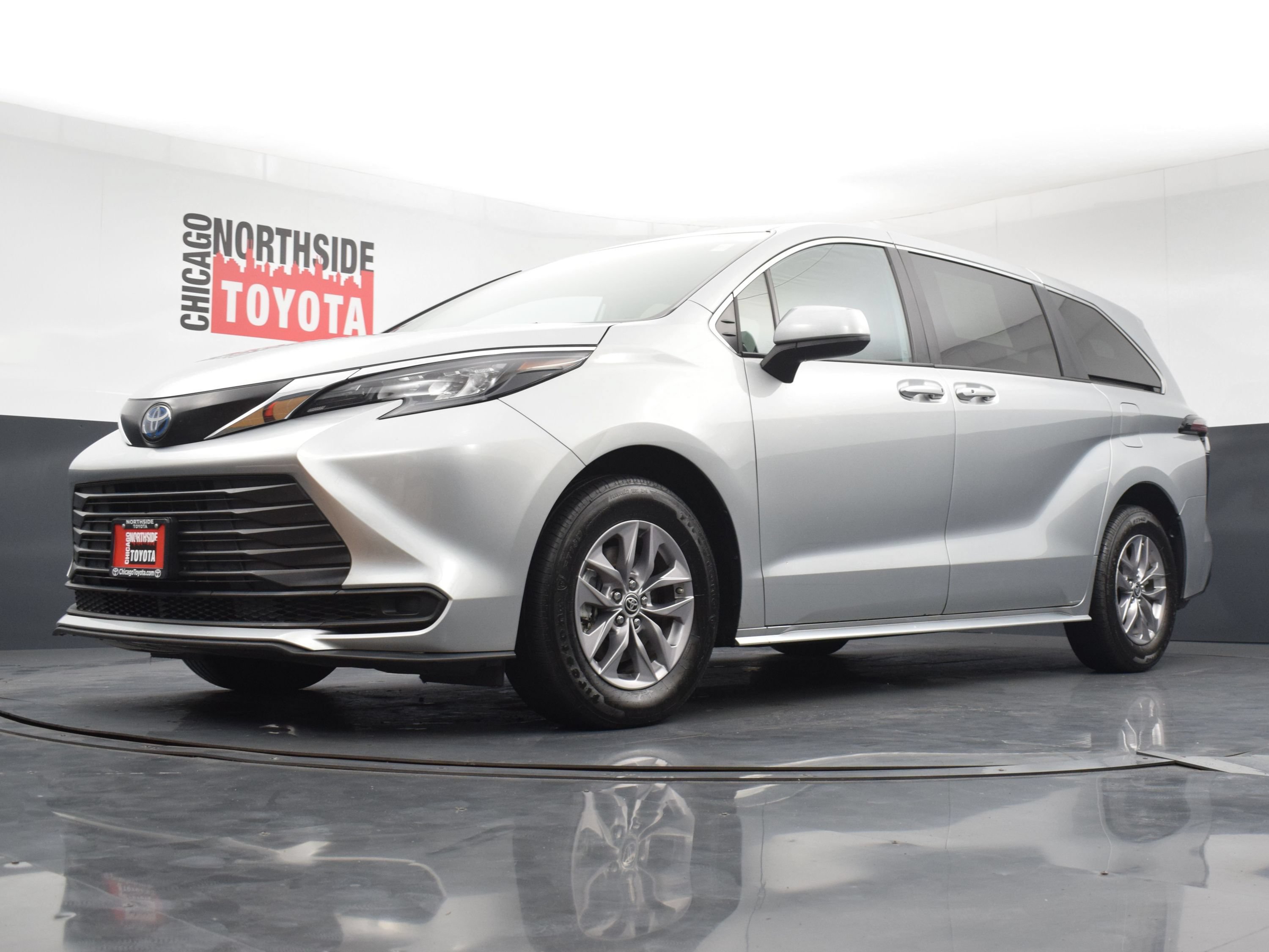 Used 2025 Toyota Sienna LE FWD image 32