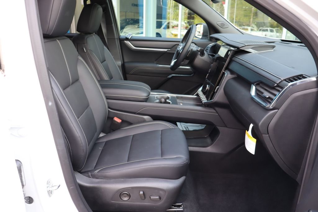 Used 2025 GMC Acadia Elevation w/ Elevation Premium Package FWD image 17