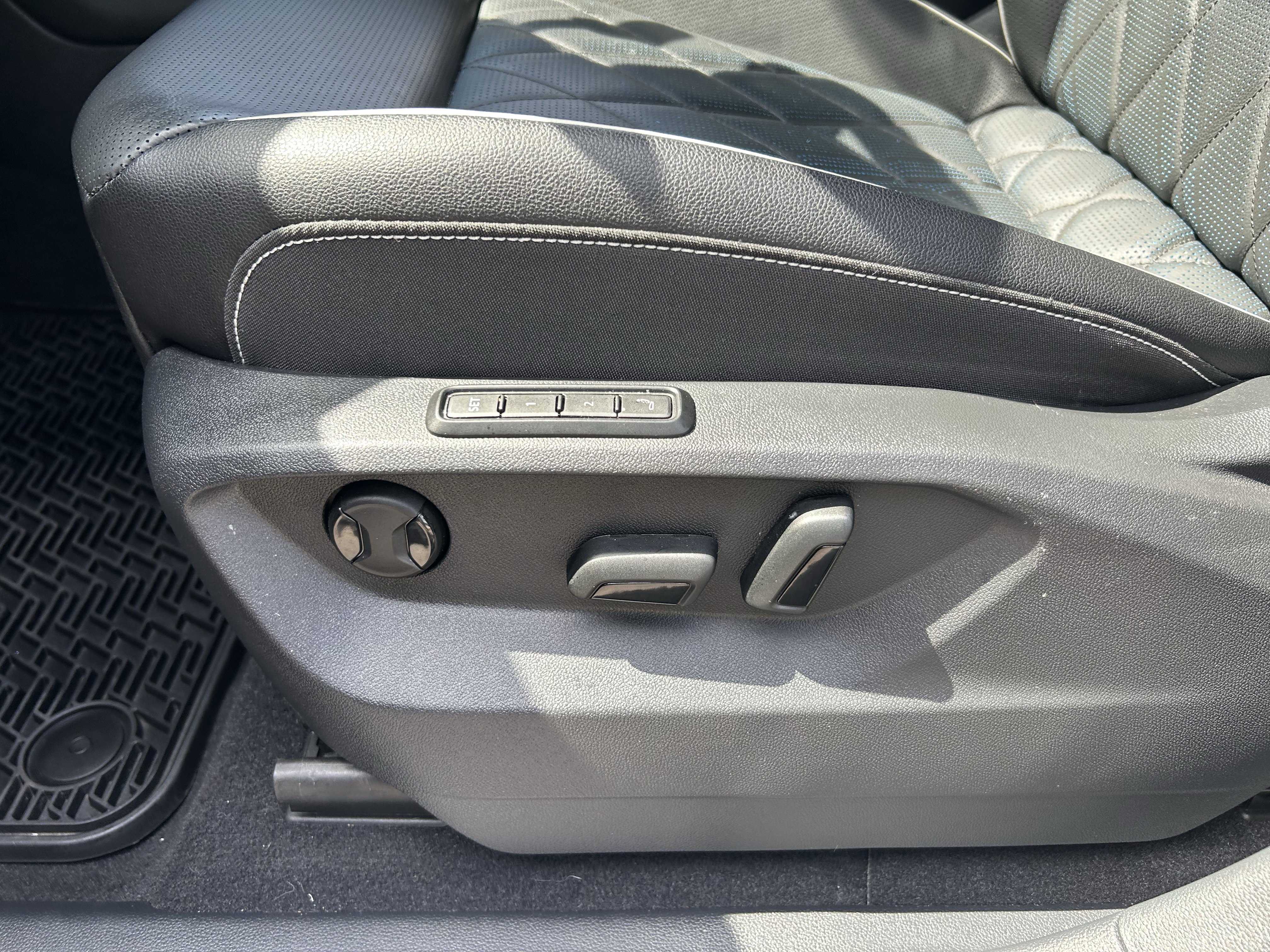 Certified 2025 Volkswagen Atlas Cross Sport SEL Premium R-Line AWD/4WD image 22