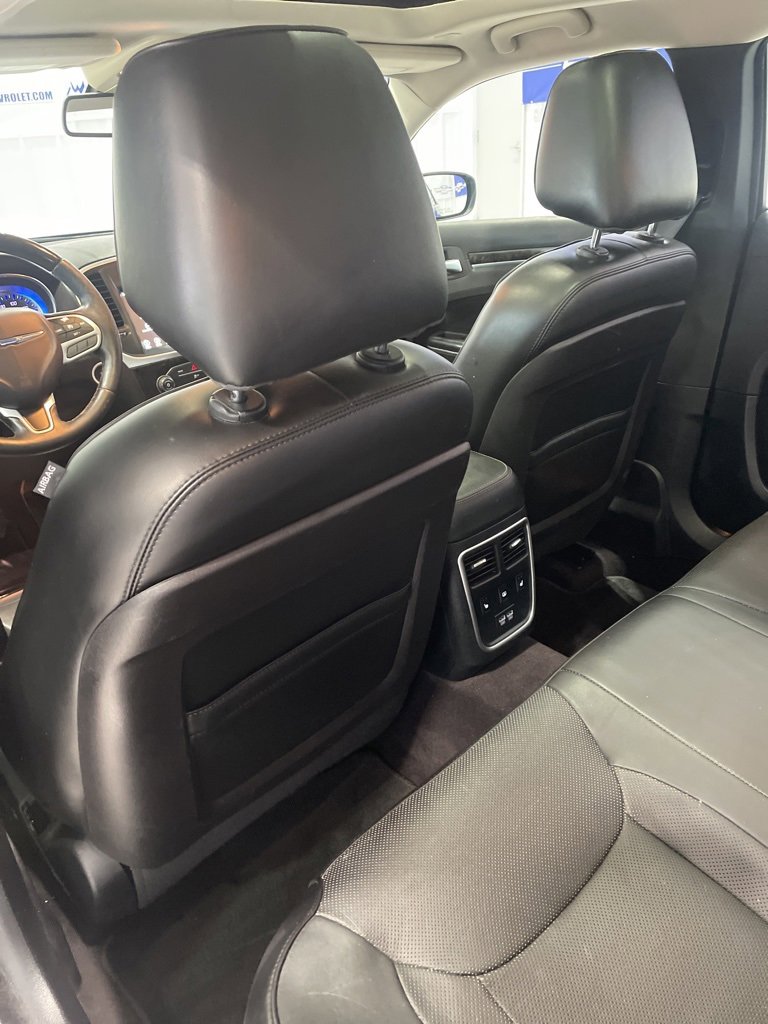 Used 2017 Chrysler 300 C image 35