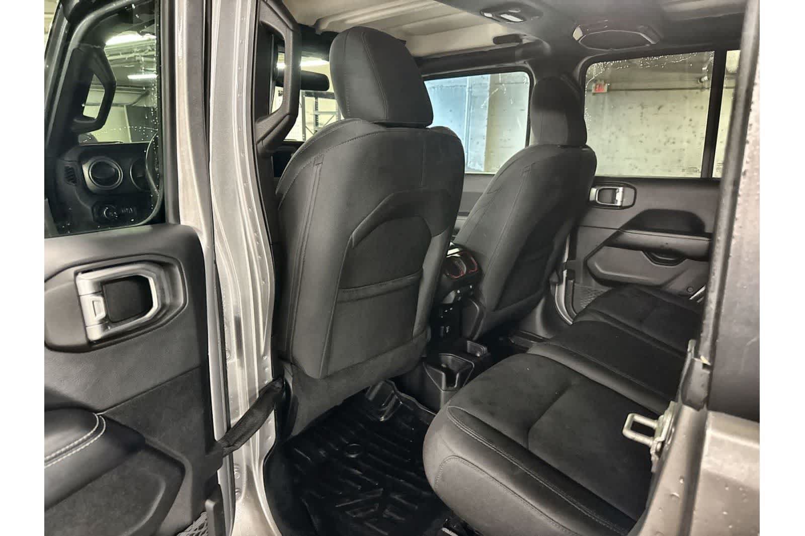 Used 2018 Jeep Wrangler Unlimited Sahara AWD/4WD image 19