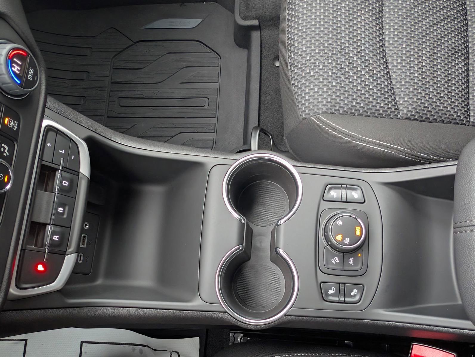 Used 2024 GMC Terrain SLE w/ Driver Convenience Package image 23