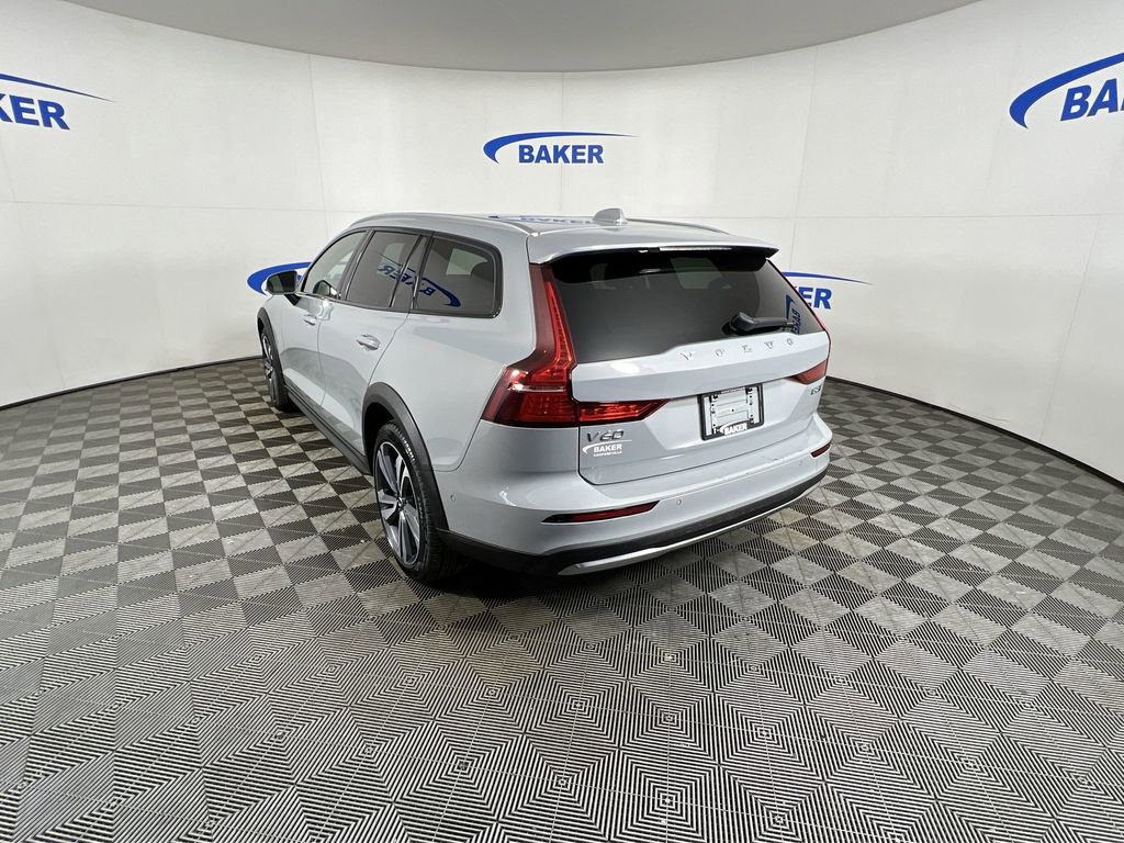 Used 2025 Volvo V60 B5 Cross Country Plus image 7