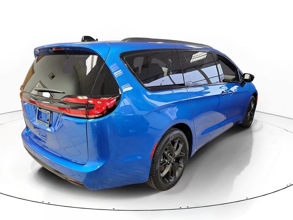 New 2026 Chrysler Pacifica Select w/ S Appearance Package image 3