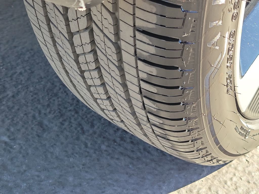 Used 2025 Nissan Kicks SR image 29