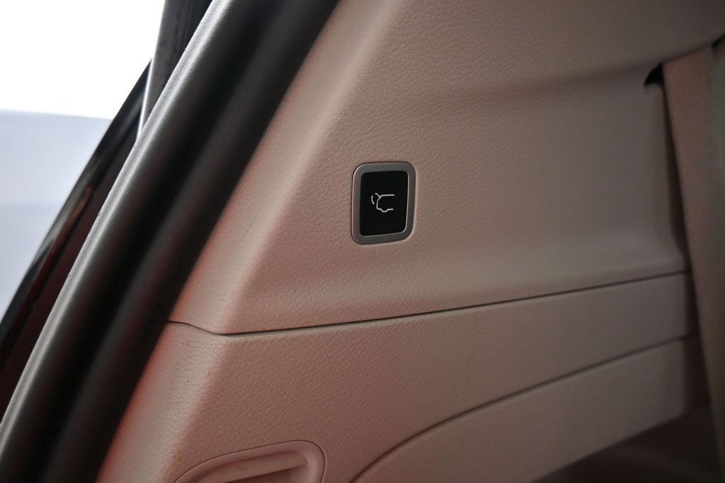 Used 2023 Chrysler Voyager LX FWD image 25