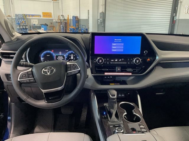 Used 2026 Toyota Highlander Platinum image 12