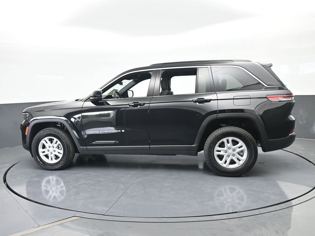 Used 2025 Jeep Grand Cherokee Laredo image 3