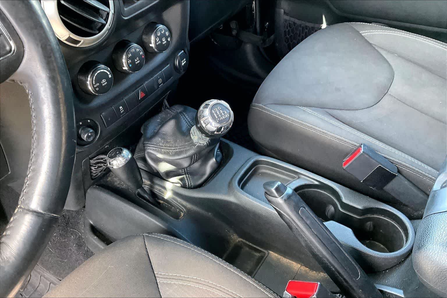 Used 2017 Jeep Wrangler Unlimited Sahara w/ Connectivity Group AWD/4WD image 16
