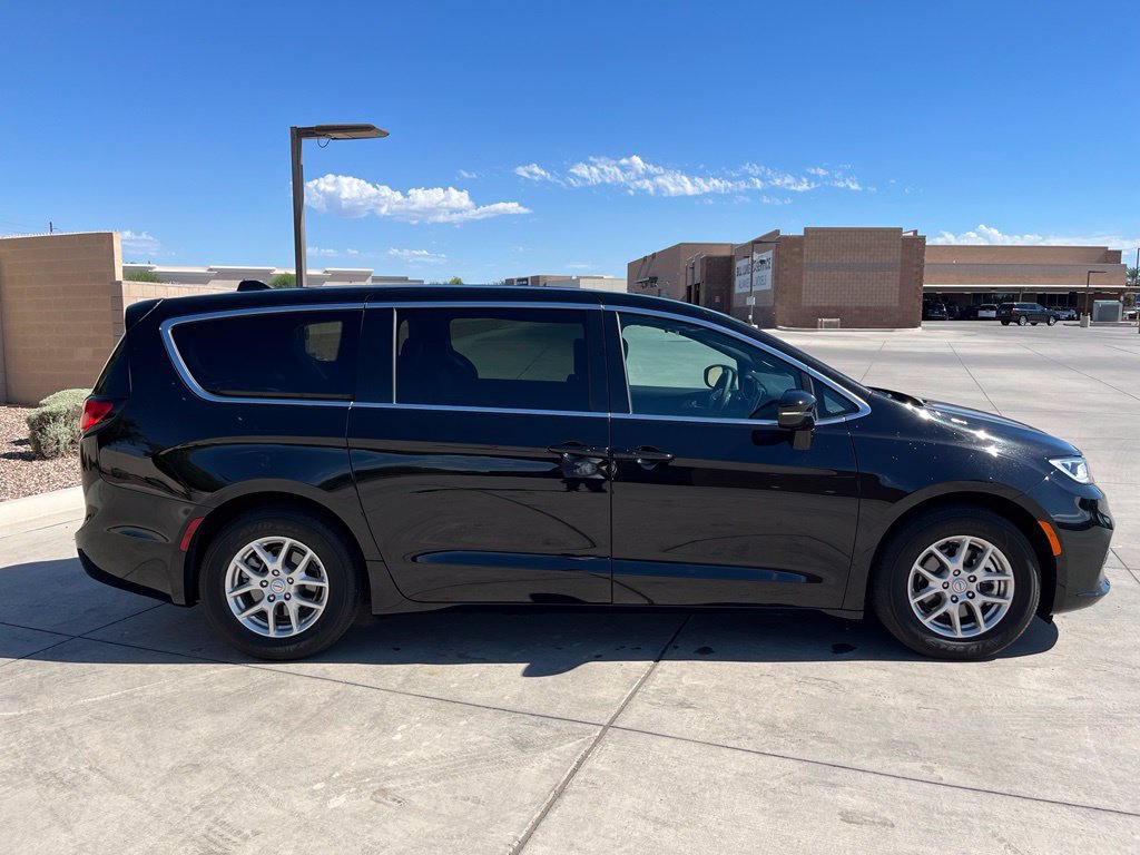 Used 2026 Chrysler Pacifica Select FWD image 10