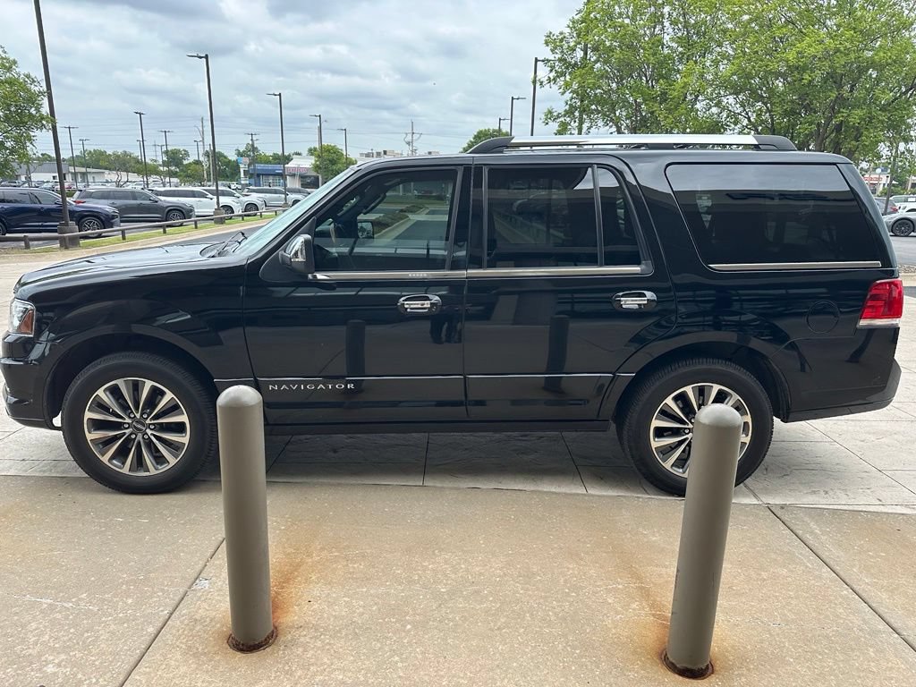 Used 2017 Lincoln Navigator Select AWD/4WD image 4