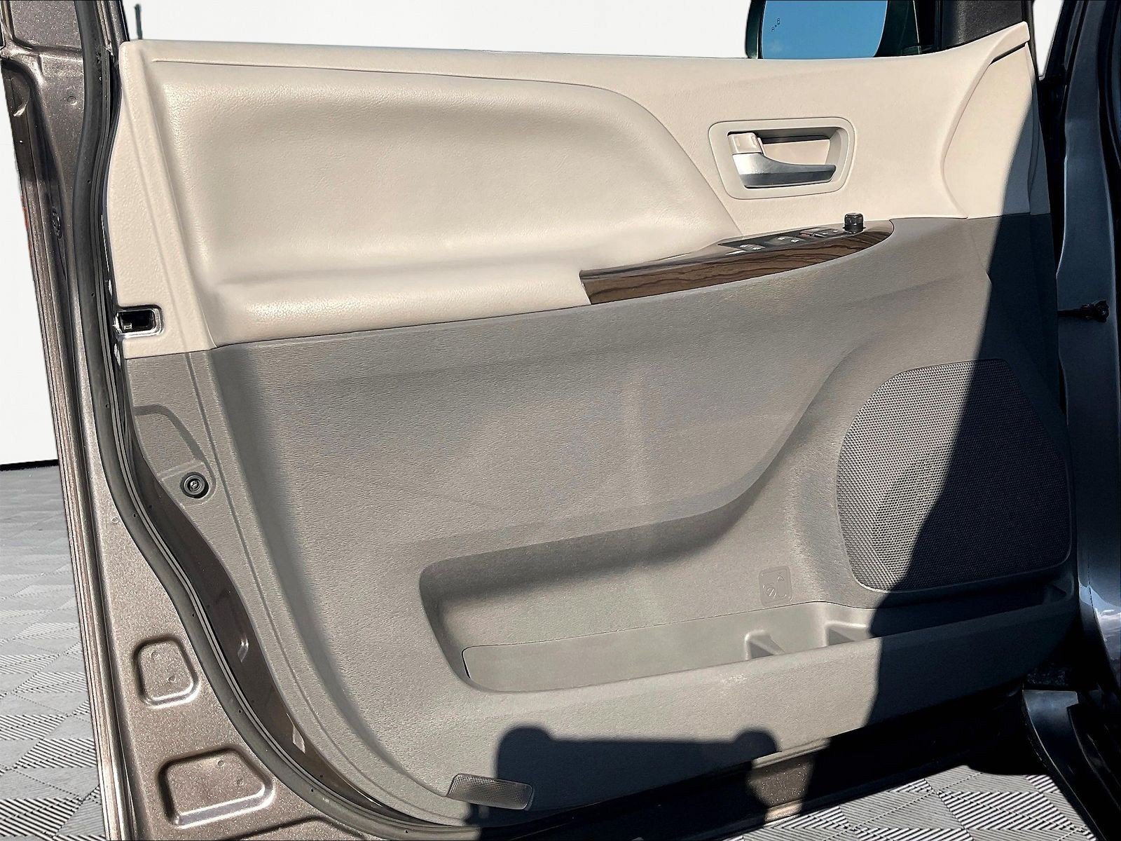 Used 2015 Toyota Sienna XLE Premium FWD image 20