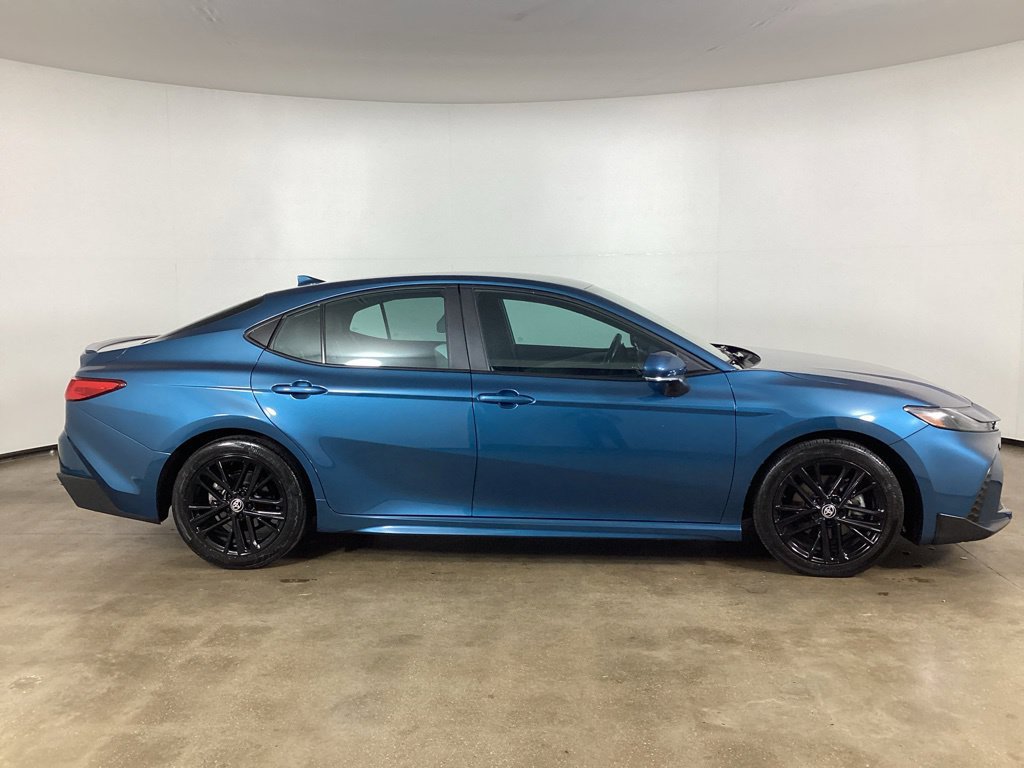 Used 2025 Toyota Camry SE w/ Convenience Package FWD image 4