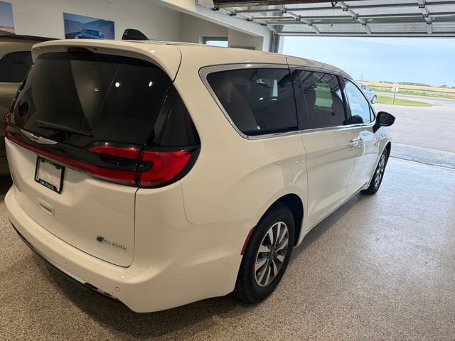 Used 2023 Chrysler Pacifica Touring-L FWD image 5