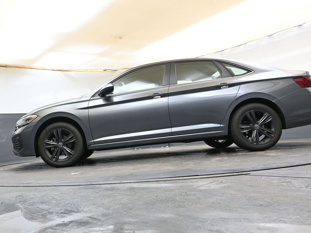 Used 2023 Volkswagen Jetta SE w/ Black Wheel Package image 39
