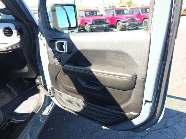 Used 2025 Jeep Wrangler Unlimited Sahara w/ Safety Group AWD/4WD image 36