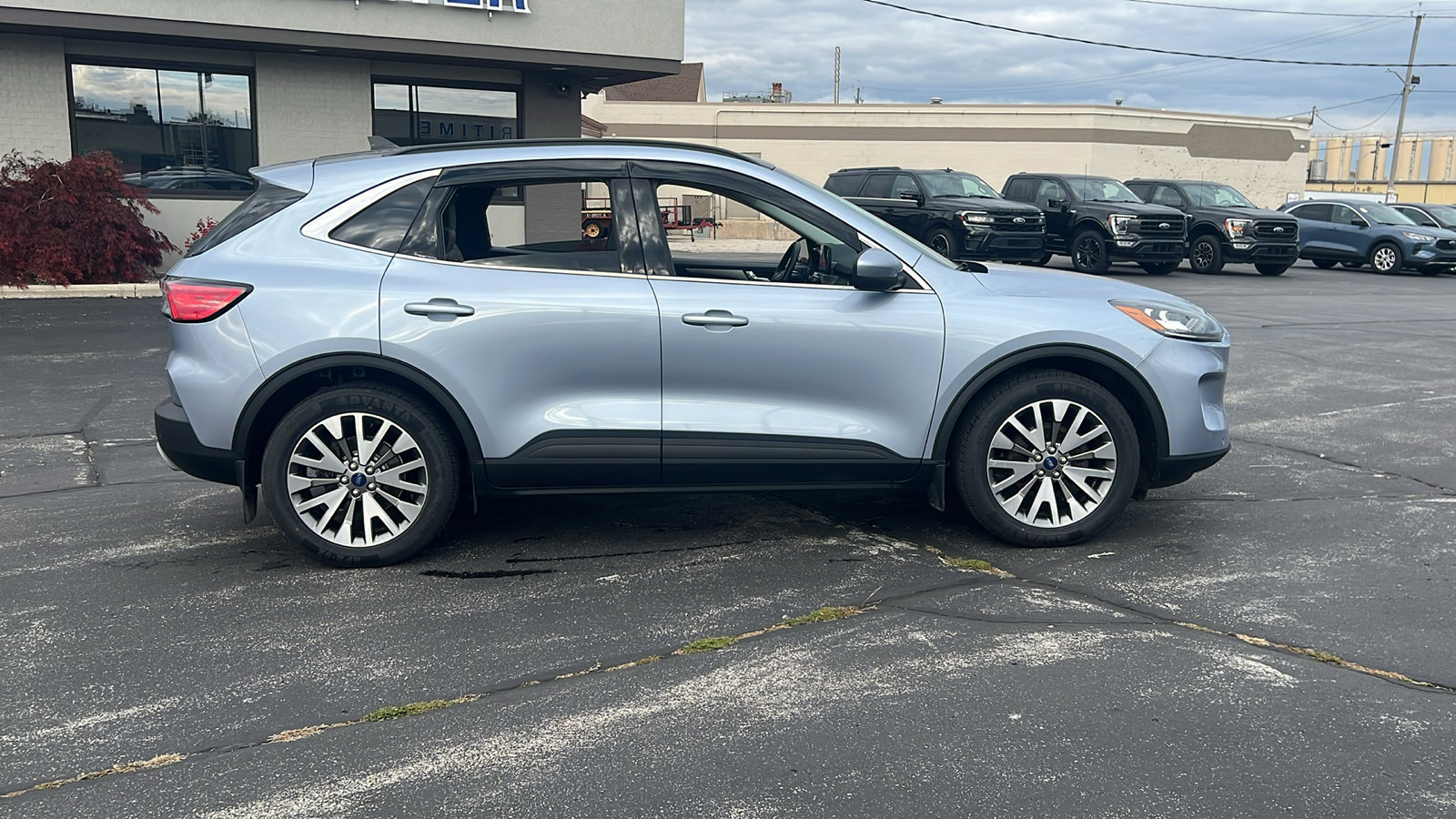 Used 2022 Ford Escape Titanium w/ Class II Trailer Tow Package image 8