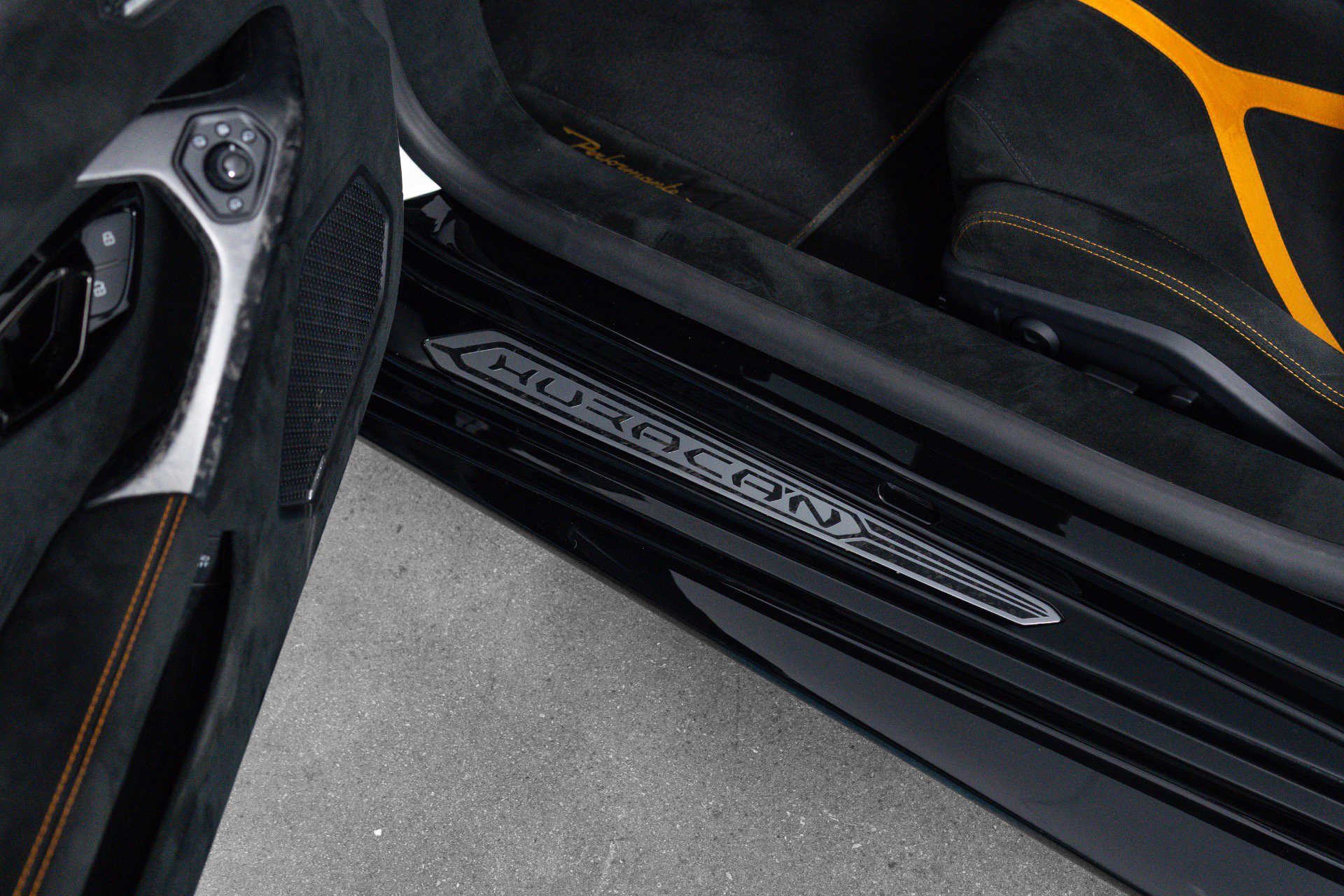 Used 2018 Lamborghini Huracan Performante AWD/4WD image 44