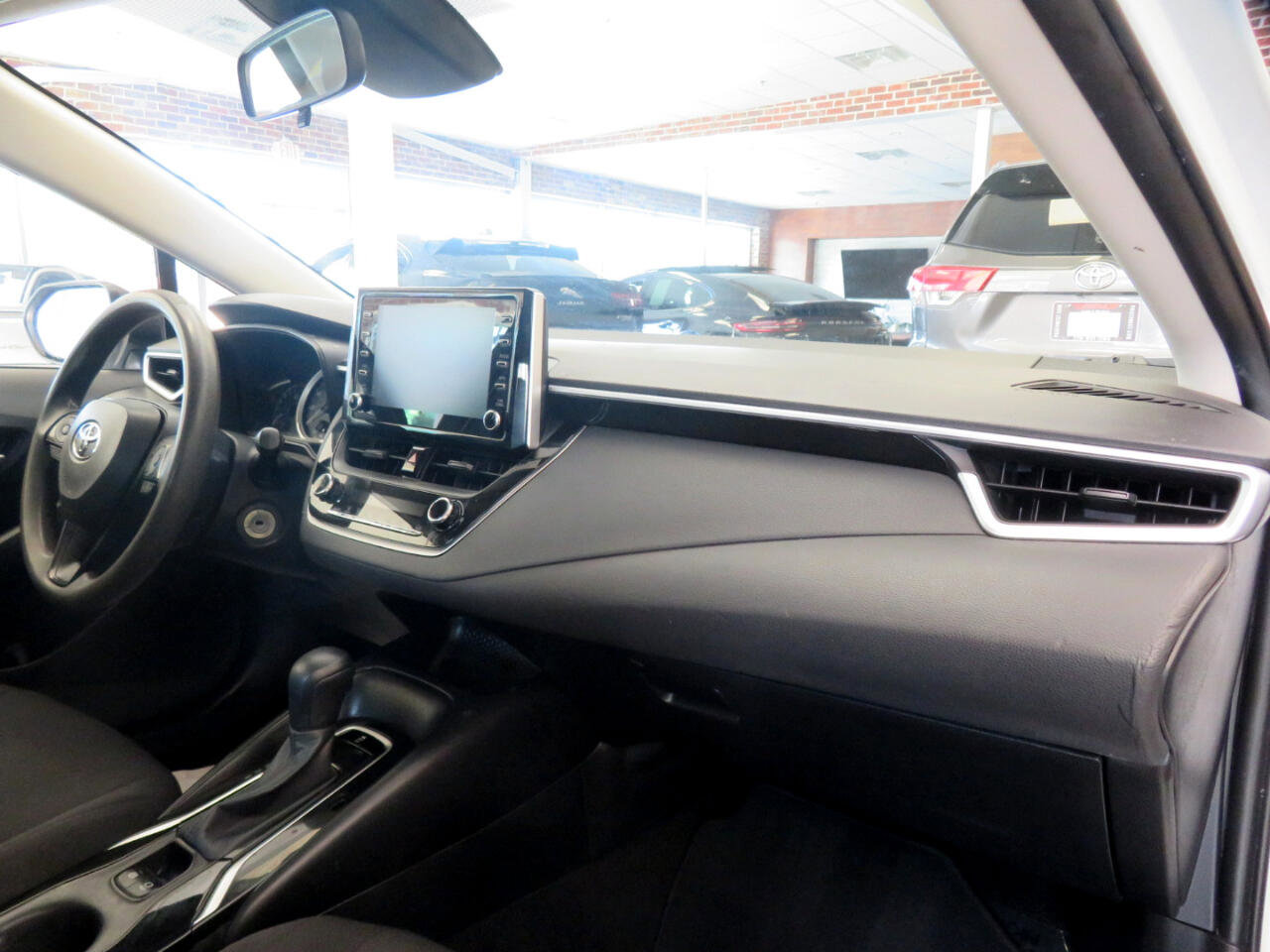 Used 2020 Toyota Corolla LE image 28