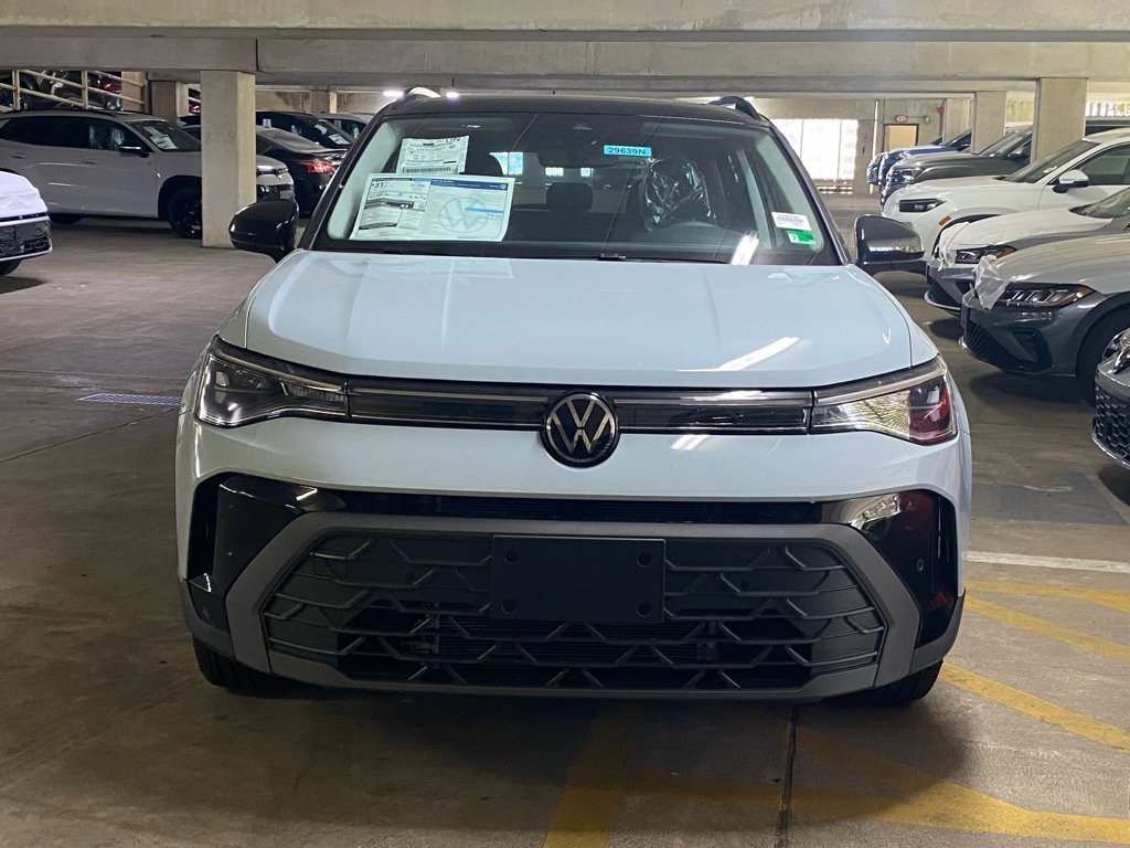 New 2025 Volkswagen Taos SE image 4
