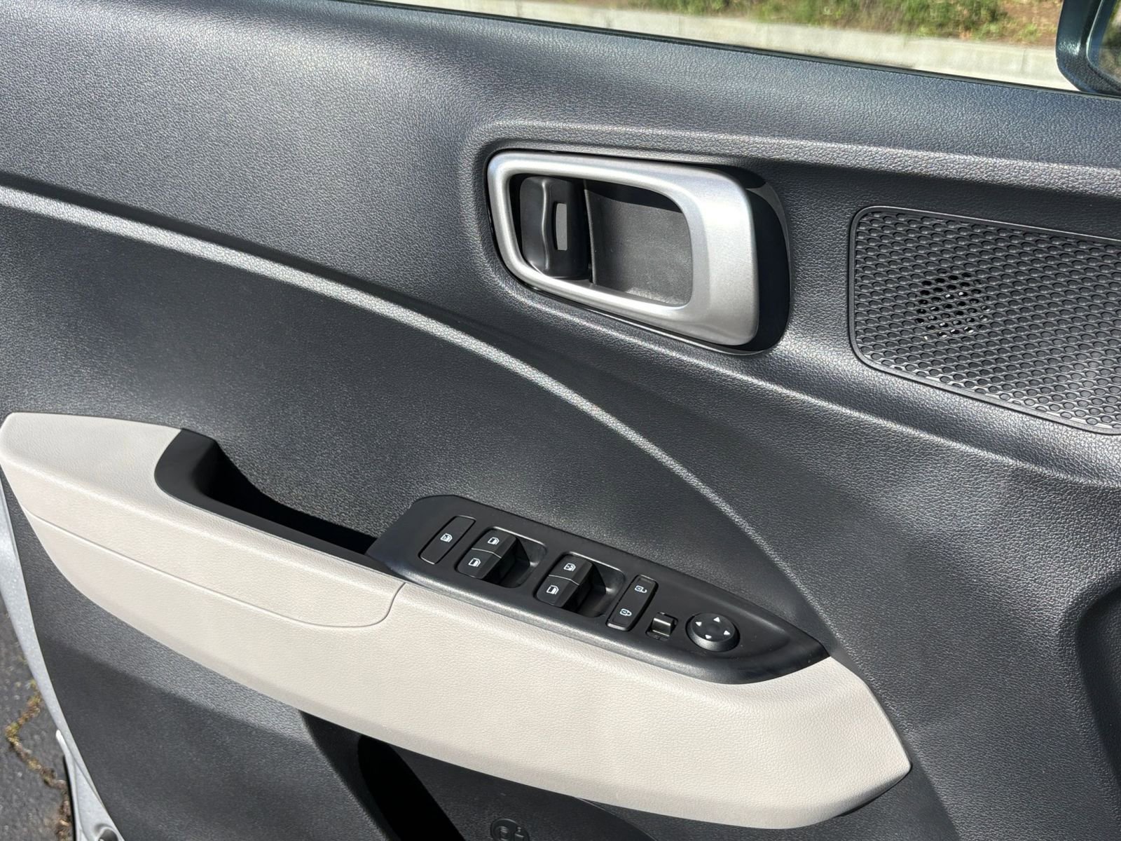 Used 2025 Hyundai Venue SEL image 18