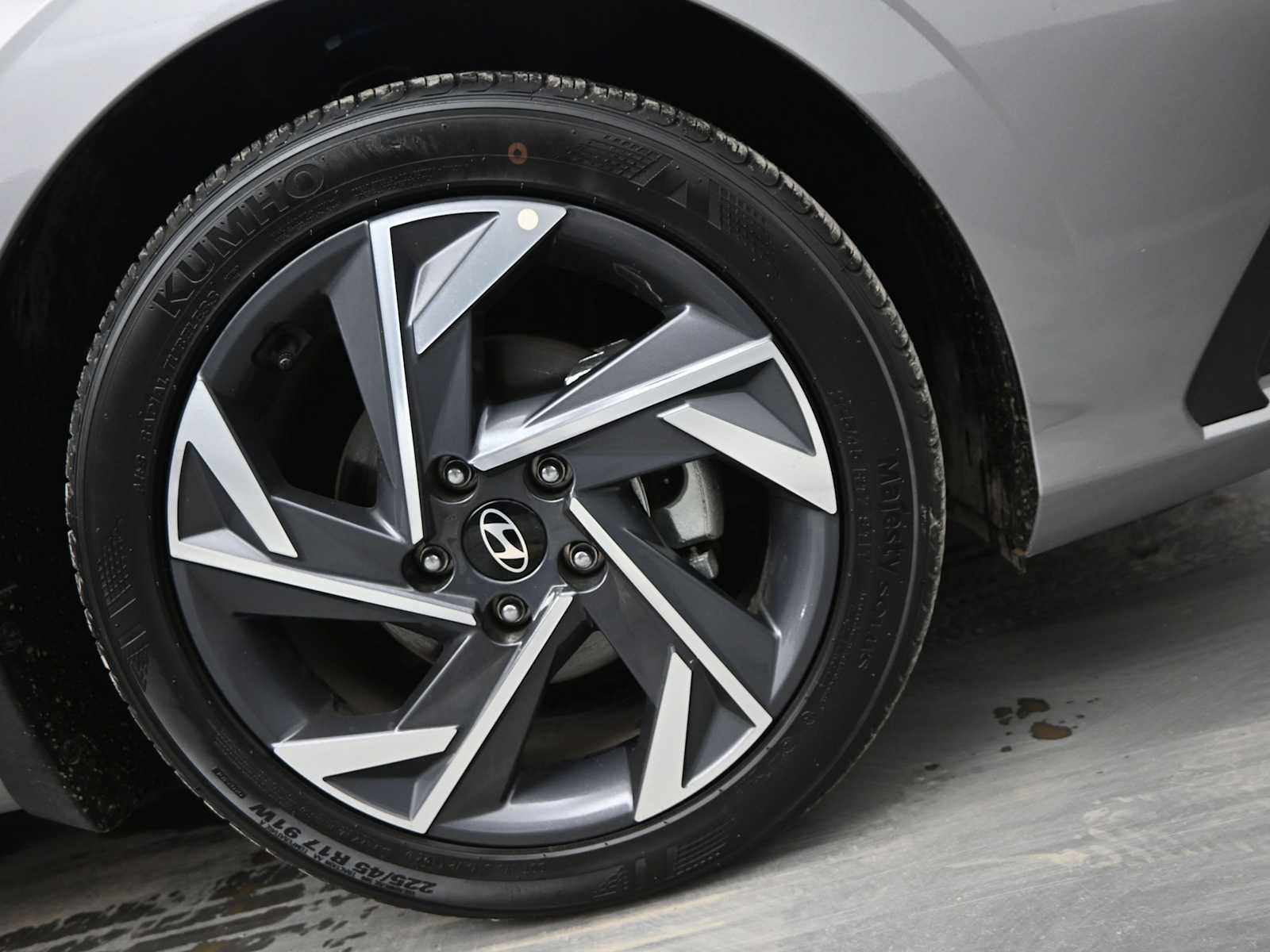 Certified 2025 Hyundai Elantra Sport image 19