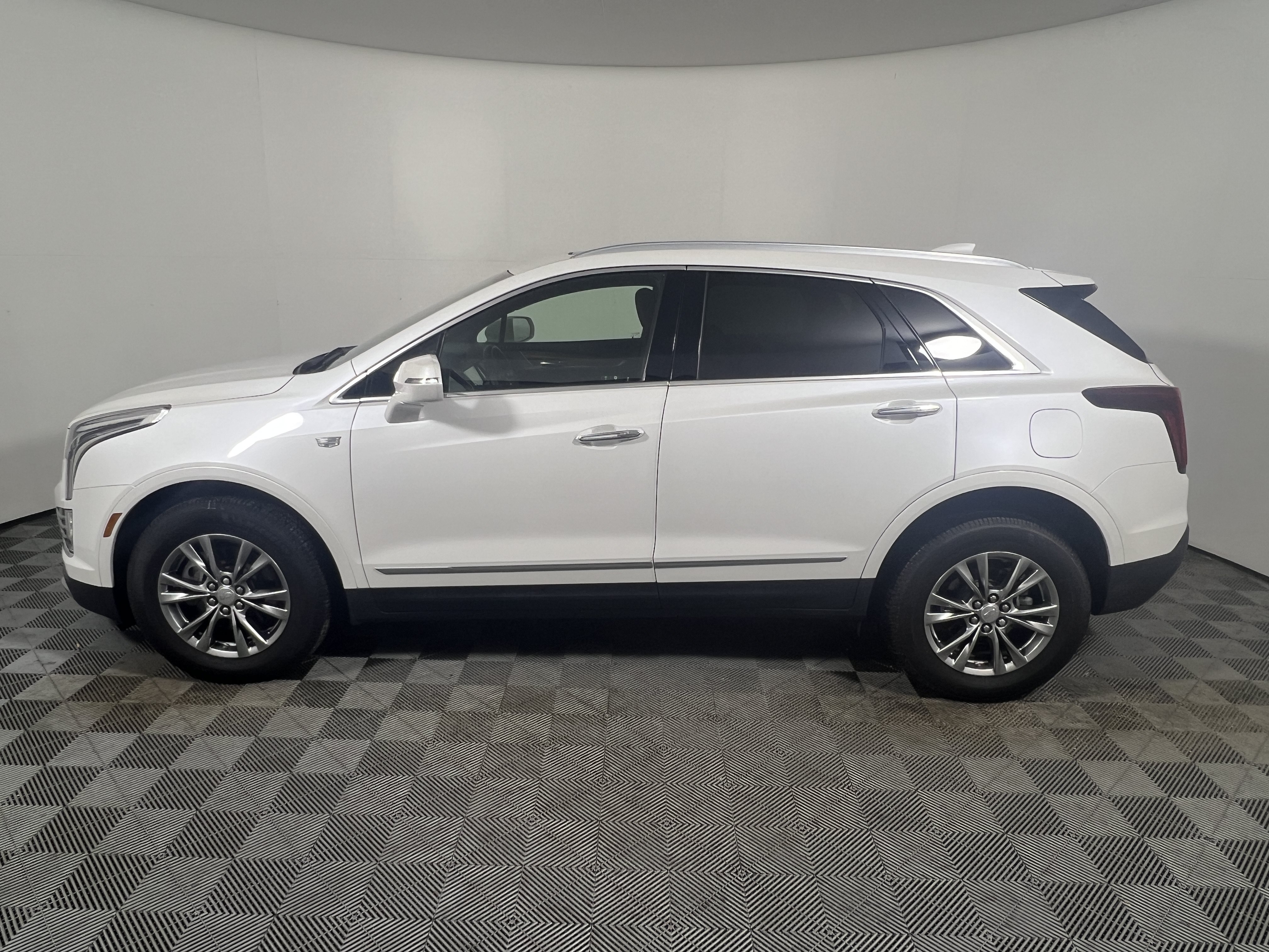 Used 2020 Cadillac XT5 Premium Luxury AWD/4WD image 2