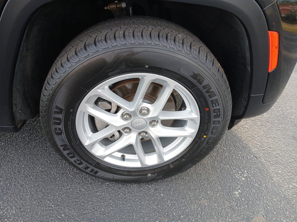 Certified 2023 Jeep Grand Cherokee Laredo X image 21