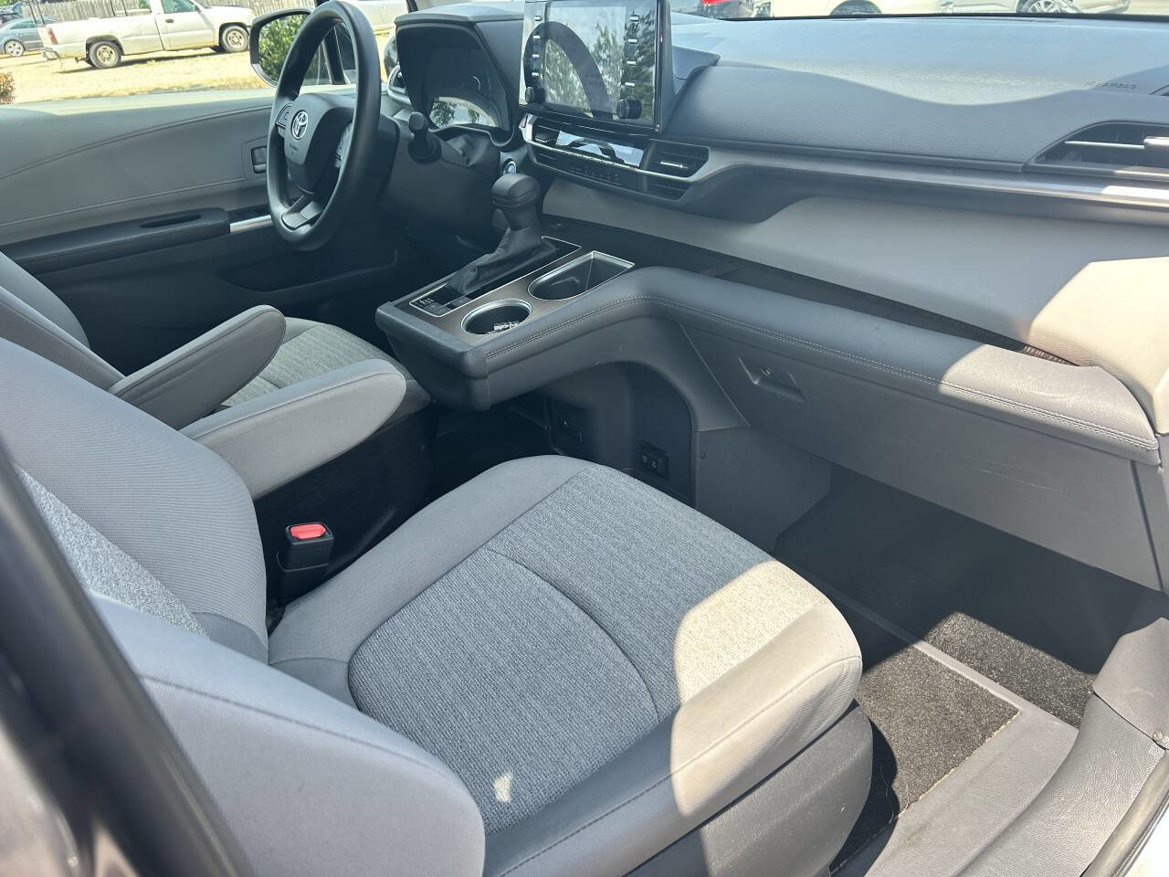 Used 2022 Toyota Sienna LE image 21