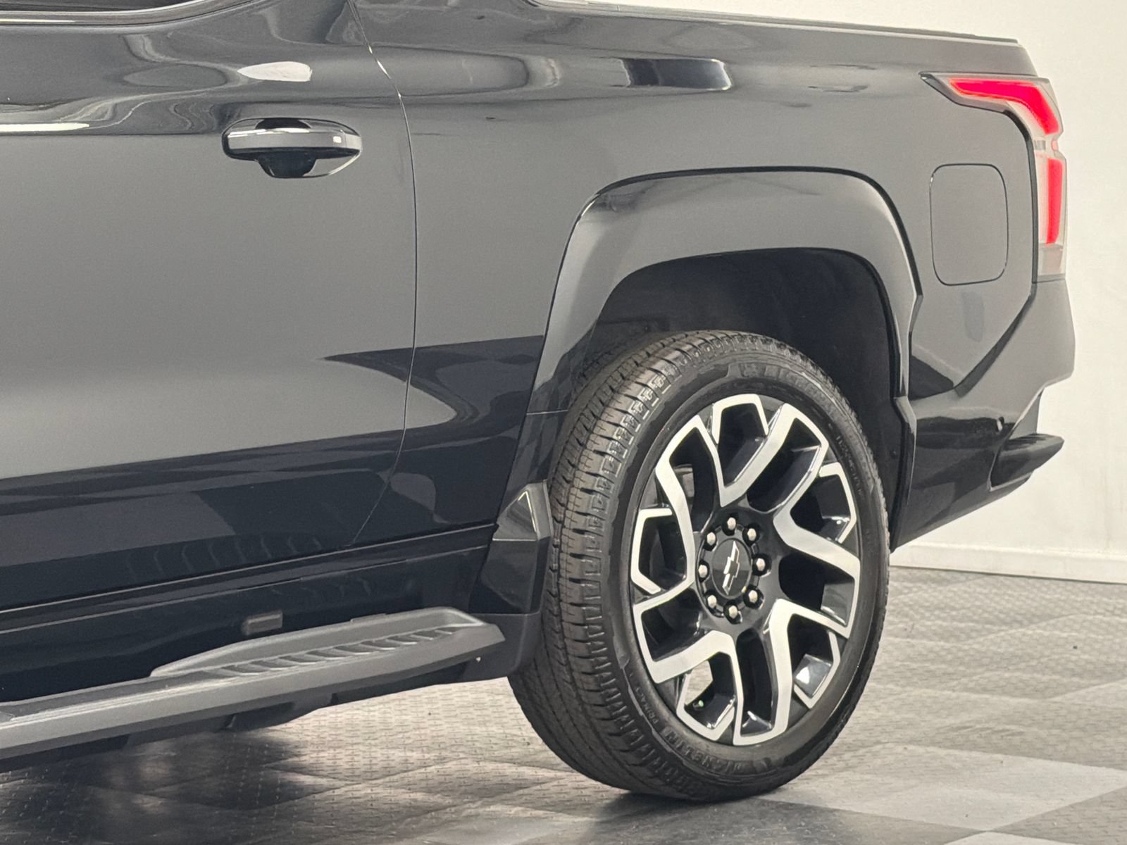 Used 2025 Chevrolet Silverado EV RST AWD/4WD image 5