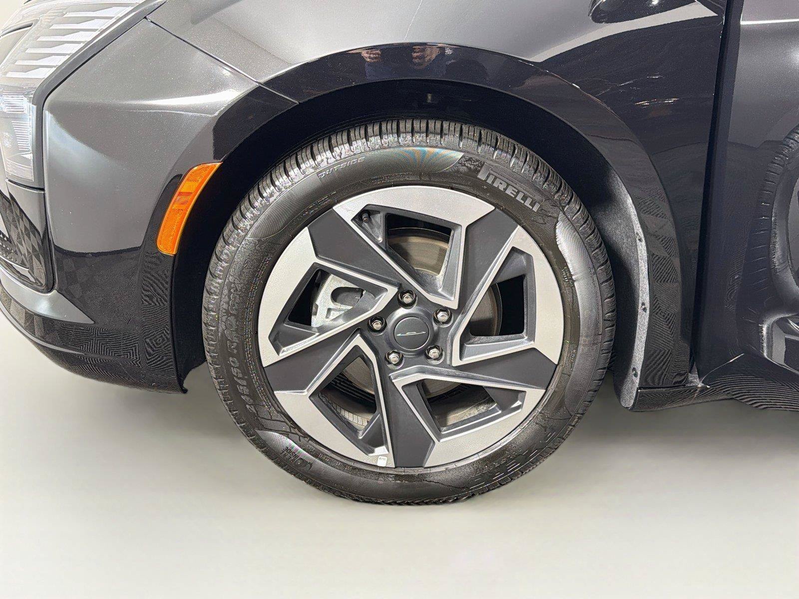 Used 2027 Chrysler Pacifica Limited FWD image 34