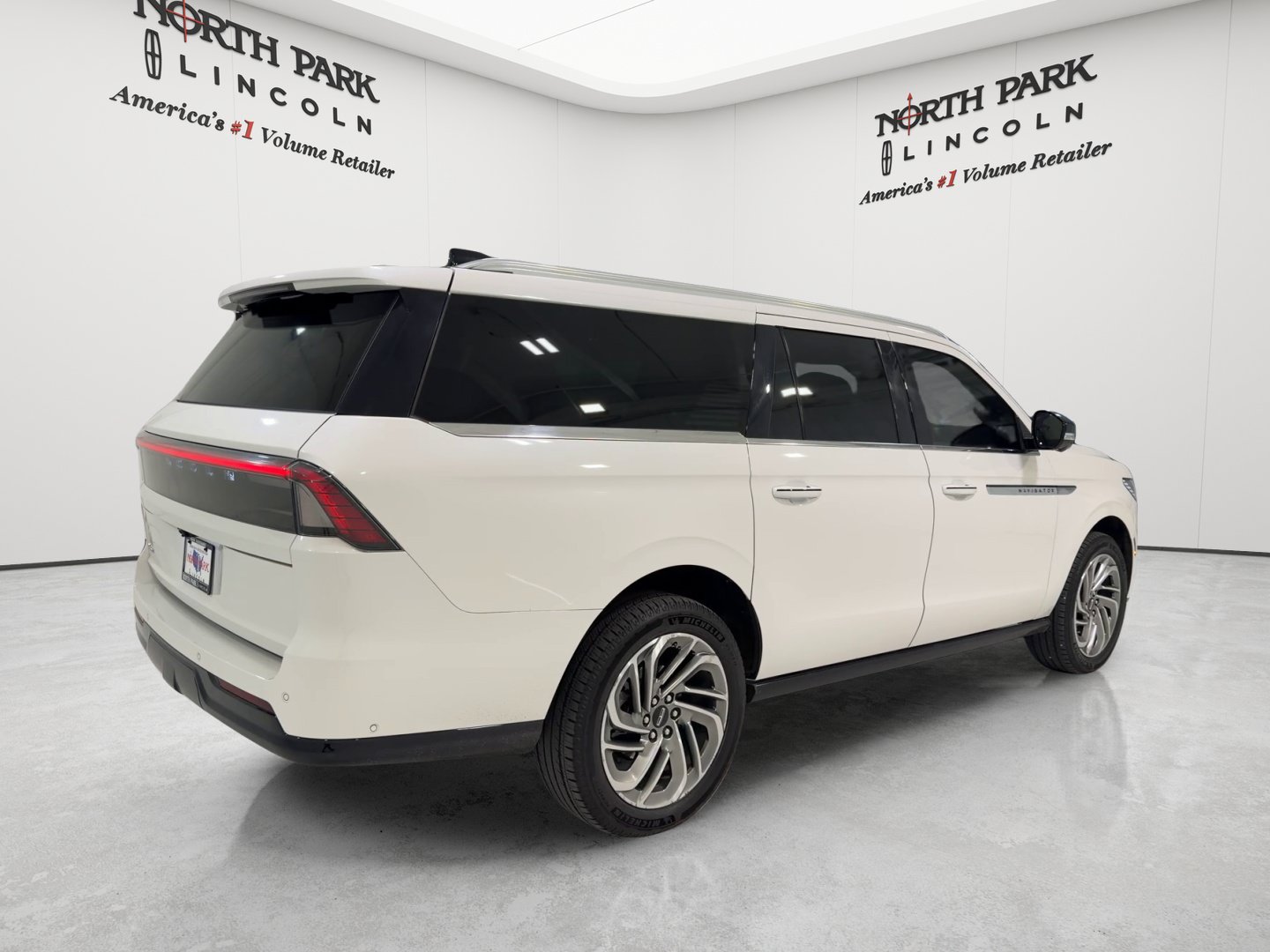 Used 2025 Lincoln Navigator L Reserve AWD/4WD image 5