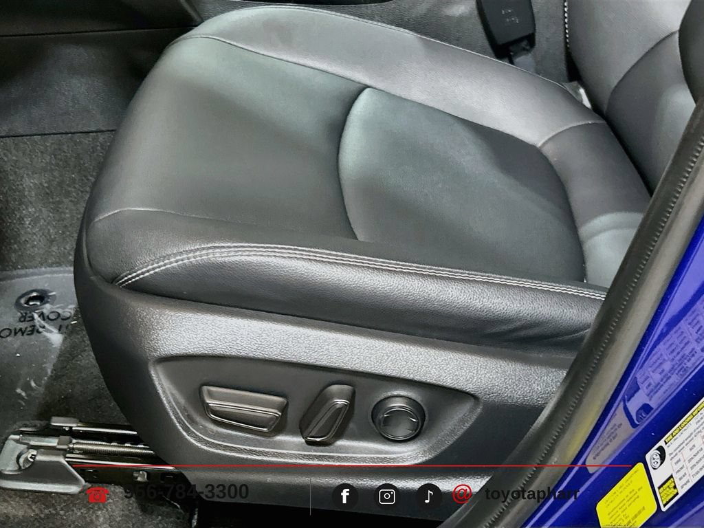 Used 2023 Toyota Corolla Cross XLE w/ Convenience Package FWD image 17