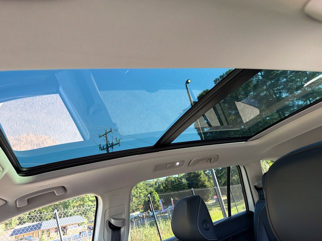 Used 2023 Volkswagen Tiguan SE w/ Panoramic Sunroof Package FWD image 19