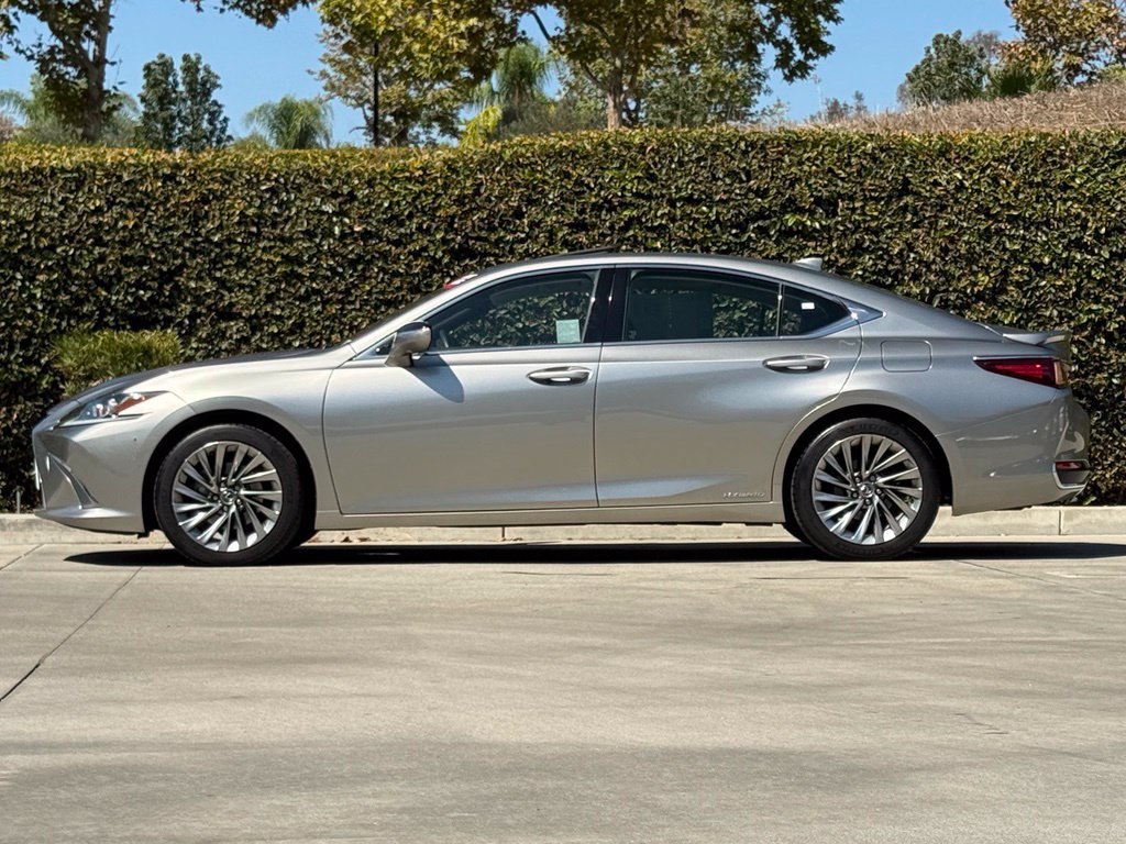 Used 2019 Lexus ES 300h w/ Accessory Package FWD image 8